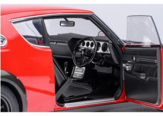 NISSAN SKYLINE 2000 GT-R (KPGC110) TUNED VERSION „CARBON BLACK BONNET“ rot AUTOart 1:18 Composite